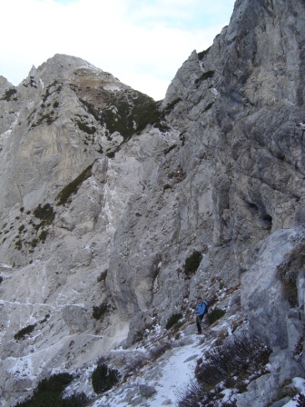 Foto: dobratsch11 / Wandertour / Due Pizzi (Zweispitz) 2048m / der Quergang unter den Felsen Richtung Forchia di Cjanalot / 10.12.2007 12:22:54