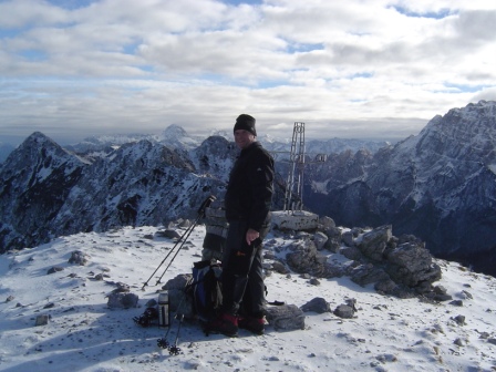 Foto: dobratsch11 / Wandertour / Due Pizzi (Zweispitz) 2048m / am Gipfel im Hintergrund Monte Pipper und Jof di Miezegnot / 10.12.2007 12:16:26
