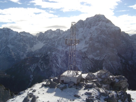 Foto: dobratsch11 / Wandertour / Due Pizzi (Zweispitz) 2048m / der Gipfel mit dem Montasch im Hintergrund / 10.12.2007 12:16:08