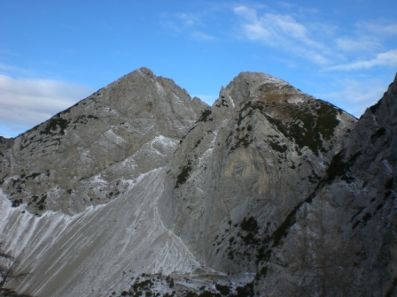 Foto: dobratsch11 / Wandertour / Due Pizzi (Zweispitz) 2048m / Links der Hauptgipfel und rechts der Vorgipfel mit dem Bernadis-Biwak. / 10.12.2007 12:23:28