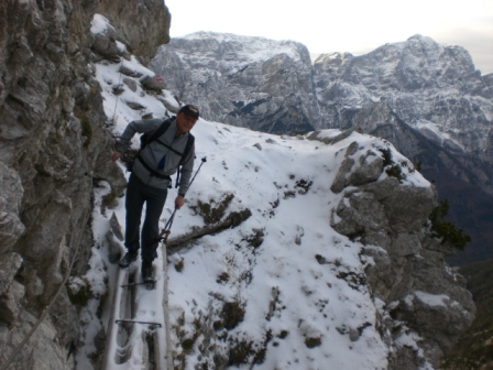 Foto: dobratsch11 / Wandertour / Due Pizzi (Zweispitz) 2048m / der Quergang unter den Felsen Richtung Forchia di Cjanalot / 10.12.2007 12:22:40