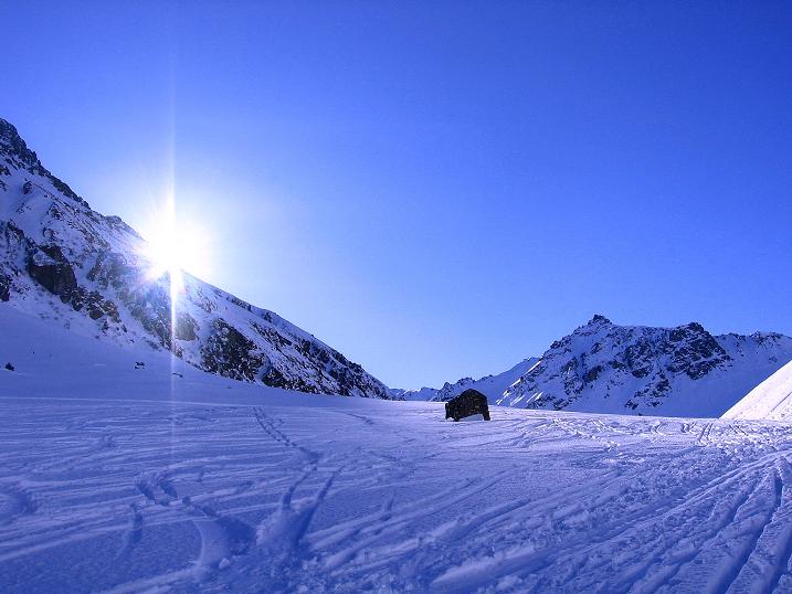 Foto: Andreas Koller / Skitour / Pulverschnee am Valzifenzer Grat (2515 m) / Die ersten Sonnenstrahlen erreichen das Valzifenzer Tal / 17.02.2008 01:07:12