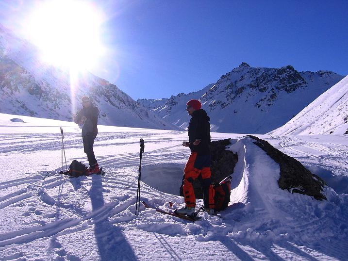 Foto: Andreas Koller / Skitour / Pulverschnee am Valzifenzer Grat (2515 m) / Rast im Valzifenzer Tal / 17.02.2008 01:06:54