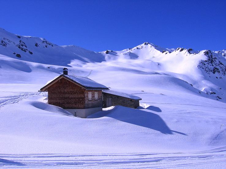Foto: Andreas Koller / Skitour / Pulverschnee am Valzifenzer Grat (2515 m) / Die Zollhütte und die Schlappinerspitze (2442 m) / 17.02.2008 01:02:29