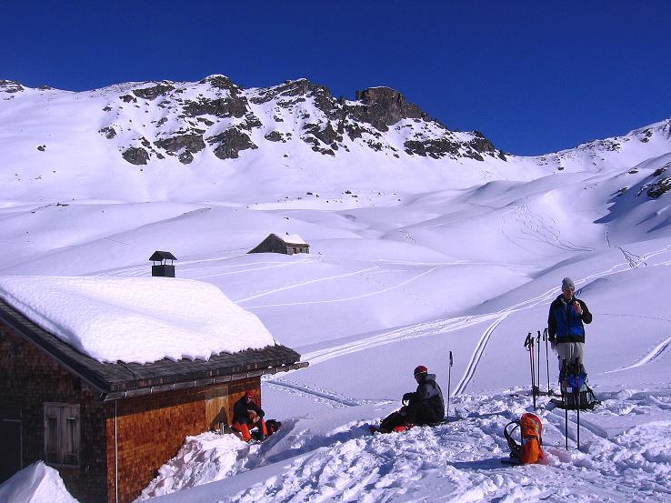 Foto: Andreas Koller / Skitour / Pulverschnee am Valzifenzer Grat (2515 m) / Rast bei der Zollhütte / 17.02.2008 01:01:46