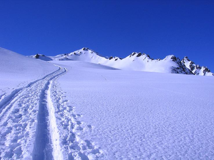 Foto: Andreas Koller / Skitour / Pulverschnee am Valzifenzer Grat (2515 m) / Im Aufstieg zur Gratschulter mit Blick auf die Schlappinerspitze (2442 m) / 17.02.2008 01:01:29