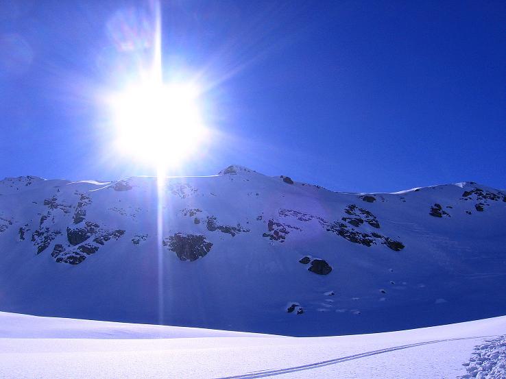Foto: Andreas Koller / Skitour / Pulverschnee am Valzifenzer Grat (2515 m) / Der Westliche Paschianikopf im Gegenlicht / 17.02.2008 01:00:46