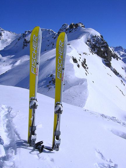 Foto: Andreas Koller / Skitour / Pulverschnee am Valzifenzer Grat (2515 m) / Auf dem Westlichen Paschianikopf. Nach O setzt sich der Valzifenzer Grat sehr schroff fort. / 17.02.2008 00:57:31