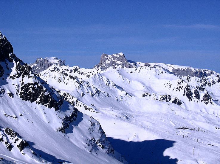 Foto: Andreas Koller / Skitour / Pulverschnee am Valzifenzer Grat (2515 m) / Im NW grüßen Drusenfluh (2834 m) und Sulzfluh (2818 m) / 17.02.2008 00:56:03