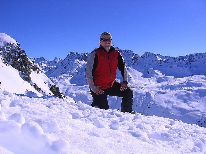 Foto: Andreas Koller / Skitour / Pulverschnee am Valzifenzer Grat (2515 m) / Am Paschianikopf mit Blick in die Silvretta / 17.02.2008 00:55:27