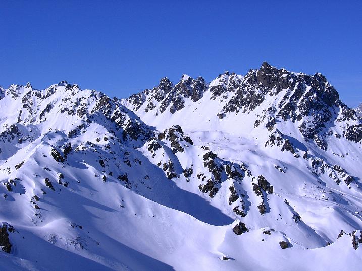 Foto: Andreas Koller / Skitour / Pulverschnee am Valzifenzer Grat (2515 m) / Blick zur Madrisa (2770 m) / 17.02.2008 00:54:55