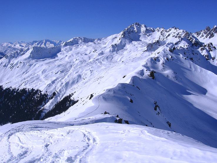 Foto: Andreas Koller / Skitour / Pulverschnee am Valzifenzer Grat (2515 m) / Blick vom Gipfel nach W und hinab ins Schlappin / 17.02.2008 00:54:22