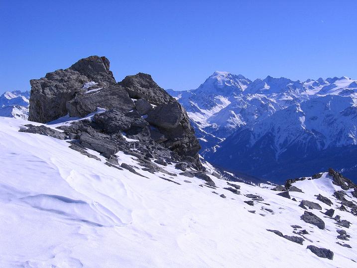 Foto: Andreas Koller / Skitour / Piz Vallatscha - unbekannte Tour im Engadin (3021m) / Aus der Gipfelflanke Blick zum Ortler (3905 m) / 18.02.2008 01:43:50