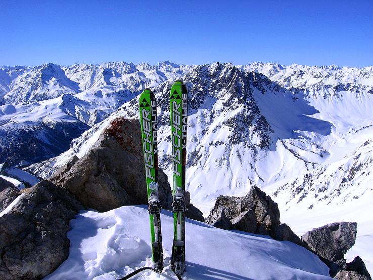 Foto: Andreas Koller / Skitour / Piz Vallatscha - unbekannte Tour im Engadin (3021m) / Skidepot kurz unterhalb des Vorgipfels / 18.02.2008 01:42:17