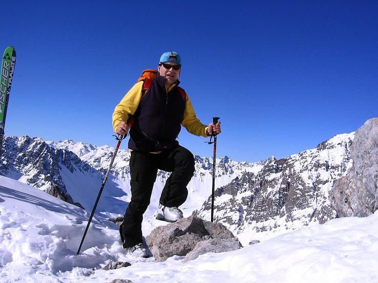Foto: Andreas Koller / Skitour / Piz Vallatscha - unbekannte Tour im Engadin (3021m) / Beim Skidepot kurz unterhalb des Vorgipfels / 18.02.2008 01:41:29