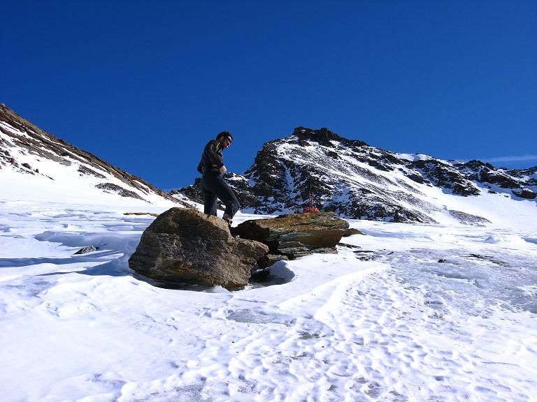Foto: Andreas Koller / Skitour / Durch das Rosimtal auf die Schildspitze (3461m) / Rast am Rosimferner mit Blick auf das Ziel, die Schildspitze / 22.02.2008 02:20:25