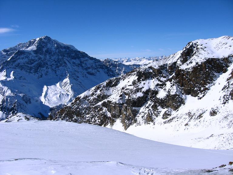 Foto: Andreas Koller / Skitour / Durch das Rosimtal auf die Schildspitze (3461m) / Blick vom Rosimferner zum Ortler (3905 m) und weiter nach SW / 22.02.2008 02:19:56