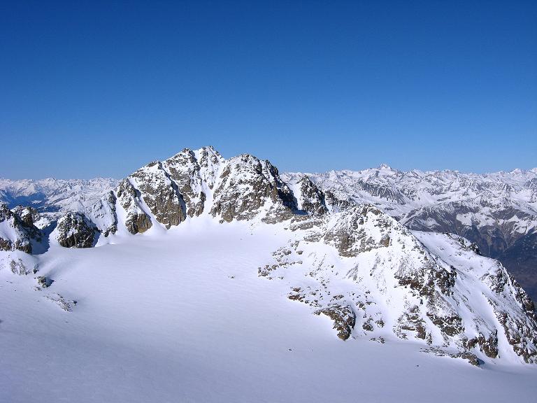 Foto: Andreas Koller / Skitour / Durch das Rosimtal auf die Schildspitze (3461m) / Über dem Laaser Ferner der Hohe Angelus (3521 m), im Hintergrund die Weißkugel (3739 m) / 22.02.2008 02:17:42