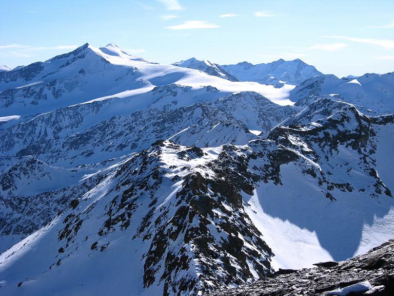 Foto: Andreas Koller / Skitour / Durch das Rosimtal auf die Schildspitze (3461m) / Blick nach S zu den Zufallspitzen (3757 m) und dem Cevedale (3769 m) / 22.02.2008 02:16:32