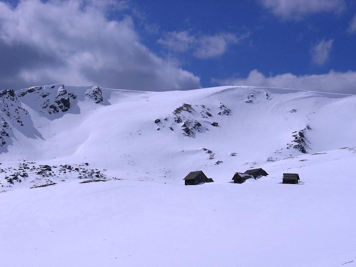 Foto: Andreas Koller / Skitour / Vom Bundschuh auf die Schwarzwand (2214 m) / Die Otthütten und die Schwarzwand / 06.04.2008 23:46:39