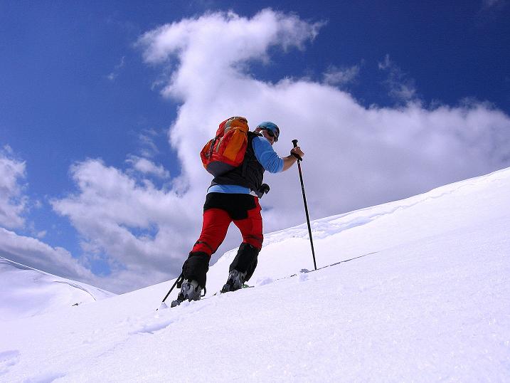 Foto: Andreas Koller / Skitour / Vom Bundschuh auf die Schwarzwand (2214 m) / Aufstieg über die Wechte zum Kamm / 06.04.2008 23:46:09