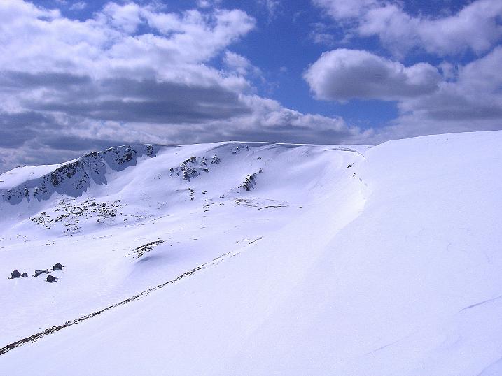 Foto: Andreas Koller / Skitour / Vom Bundschuh auf die Schwarzwand (2214 m) / Über die Wechte Blick zur Schwarzwand / 06.04.2008 23:45:21