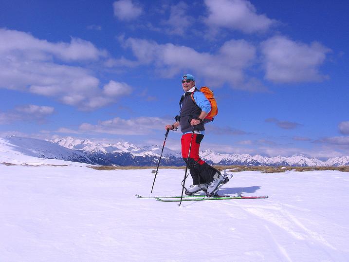 Foto: Andreas Koller / Skitour / Vom Bundschuh auf die Schwarzwand (2214 m) / Am Kamm mit Blick in die Schladminger Tauern / 06.04.2008 23:44:07