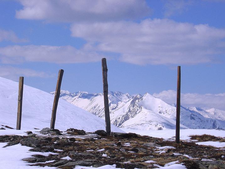 Foto: Andreas Koller / Skitour / Vom Bundschuh auf die Schwarzwand (2214 m) / Am Kamm mit Blick in die Hohen Tauern / 06.04.2008 23:40:00