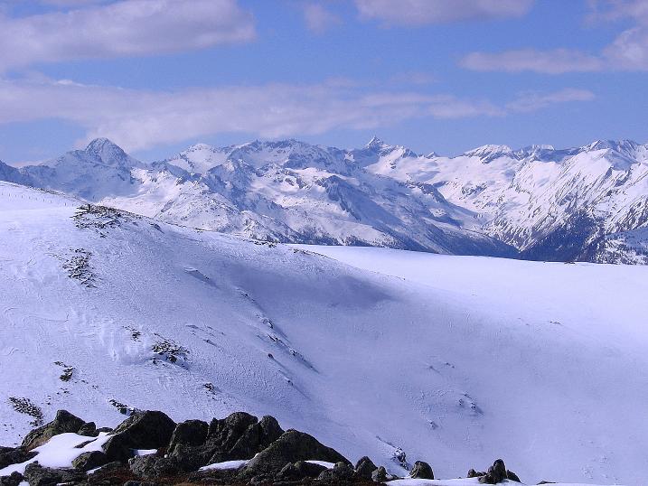 Foto: Andreas Koller / Skitour / Vom Bundschuh auf die Schwarzwand (2214 m) / Vom Roten Riegel Blick zu den Hohen Tauern / 06.04.2008 23:37:41