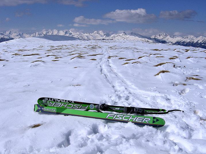 Foto: Andreas Koller / Skitour / Vom Bundschuh auf die Schwarzwand (2214 m) / Am Gipfelplateau mit Blick in die Schladminger Tauern im N / 06.04.2008 23:25:21