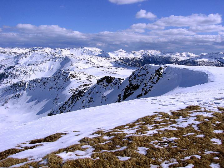 Foto: Andreas Koller / Skitour / Vom Bundschuh auf die Schwarzwand (2214 m) / Der südliche Grat der Schwarzwand und der Königsstuhl im Hintergrund (2336 m) / 06.04.2008 23:24:29
