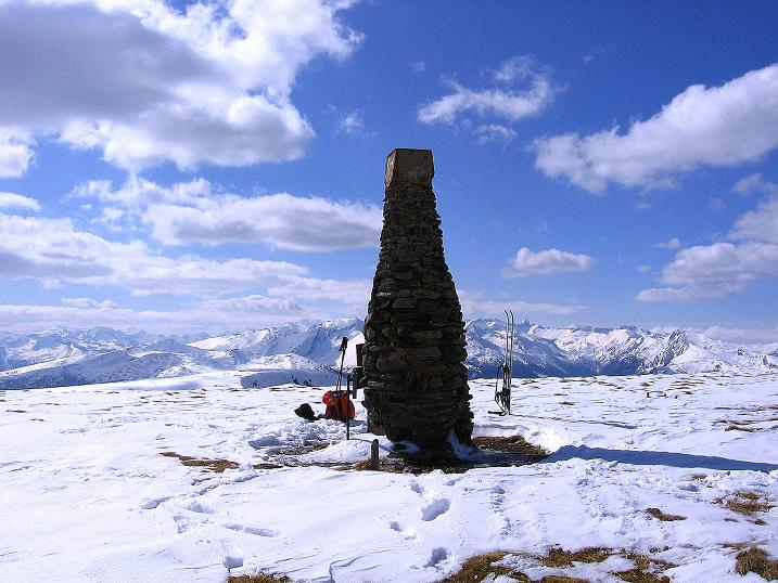 Foto: Andreas Koller / Skitour / Vom Bundschuh auf die Schwarzwand (2214 m) / Letzter Blick vom Gipfelsteinmann in die Hohen Tauern / 06.04.2008 23:20:31