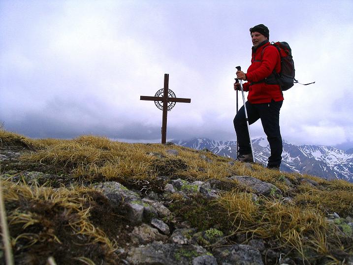 Foto: Andreas Koller / Wander Tour / Durch den Brandstätter Graben auf den Maierangerkogel (2356m) / Das Gipfelkreuz am Brandstätterkogel zum Greifen nahe / 20.05.2008 00:33:39