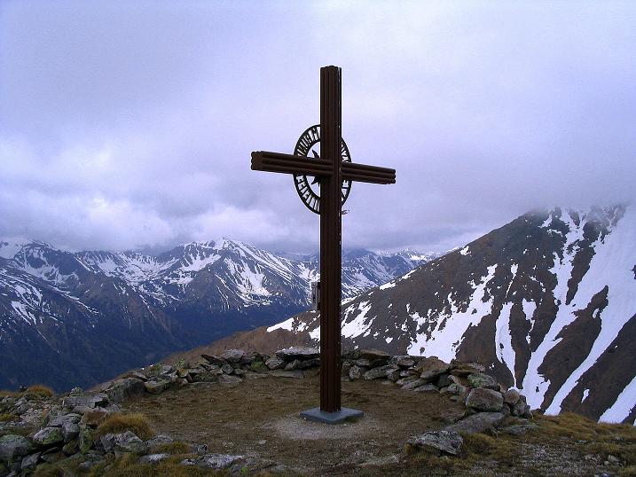 Foto: Andreas Koller / Wander Tour / Durch den Brandstätter Graben auf den Maierangerkogel (2356m) / Gipfelkreuz mit Blick nach SW / 20.05.2008 00:33:15