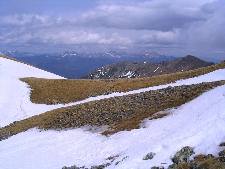 Foto: Andreas Koller / Wander Tour / Durch den Brandstätter Graben auf den Maierangerkogel (2356m) / Blick von der Scharte zwischen Brandstätterkogel und Maierangerkogel nach N zu den Eisenerzer Alpen / 20.05.2008 00:30:21