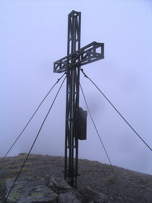 Foto: Andreas Koller / Wander Tour / Durch den Brandstätter Graben auf den Maierangerkogel (2356m) / Nochmals das Gipfelkreuz am Maierangerkogel / 20.05.2008 00:27:31
