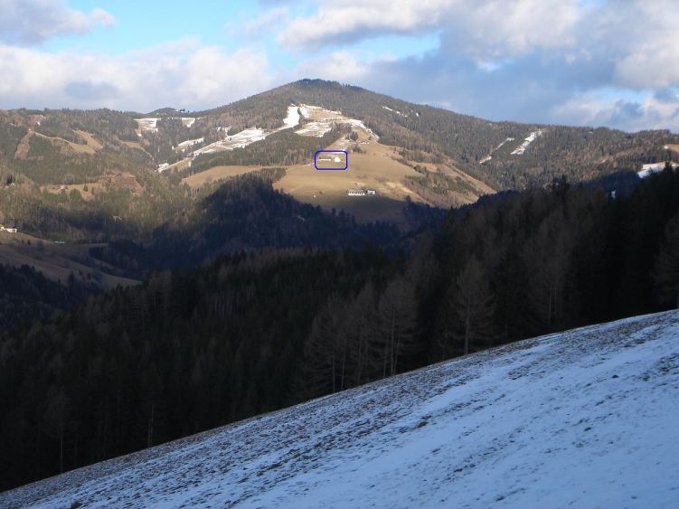 Foto: Manfred Karl / Wander Tour / Steinplan vom Oberkamper / Blick von der Straße zum Gaberl auf den Steinplan. Eingerahmt das Gehöft Oberkamper. Das Bild täuscht, denn von dort sind es immer noch fast 500 Höhenmeter zum Gipfel. / 03.06.2008 07:32:57