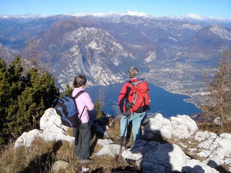 Foto: Manfred Karl / Wandertour / Auf einen Aussichtsberg der Extraklasse – Monte Altissimo di Nago / Schon wegen des schönen Tiefblicks nach Riva lohnen die paar Minuten Umweg zum Monte Varagna. / 05.06.2008 20:58:37