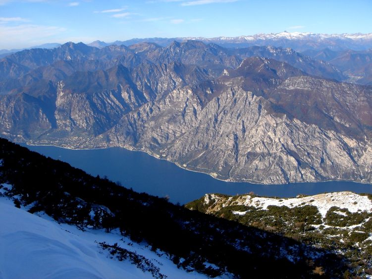 Foto: Manfred Karl / Wandertour / Auf einen Aussichtsberg der Extraklasse – Monte Altissimo di Nago / Extreme Kontraste: Hier regiert schon der Winter, während unten beim Klettern noch beinahe sommerliche Temperaturen herrschen. / 05.06.2008 20:54:18
