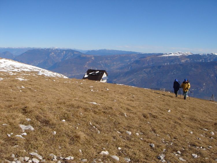 Foto: Manfred Karl / Wandertour / Auf einen Aussichtsberg der Extraklasse – Monte Altissimo di Nago / Kalter Wind sorgt für glasklare Herbstluft und beste Fernsicht / 05.06.2008 20:50:58