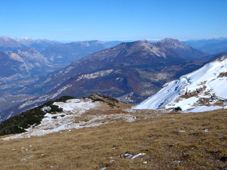 Foto: Manfred Karl / Wandertour / Auf einen Aussichtsberg der Extraklasse – Monte Altissimo di Nago / Blick nach Norden, links das Tal der Sarca, rechts Monte Stivo und Palon / 05.06.2008 20:48:49
