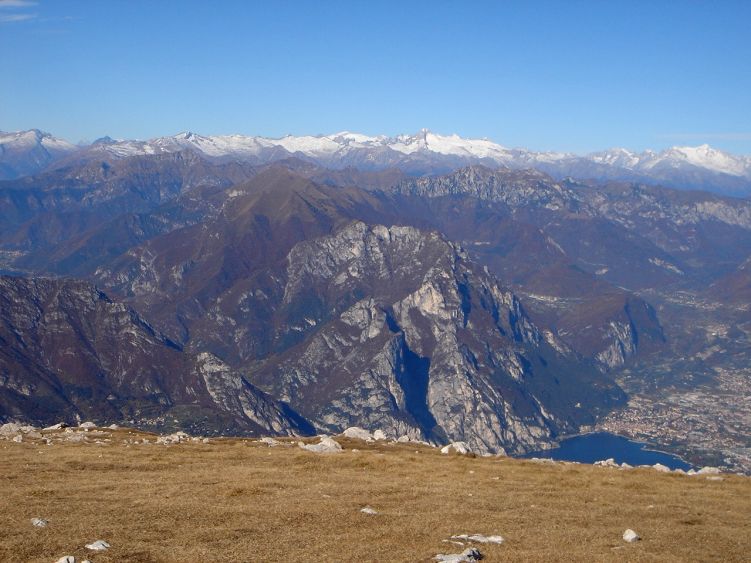 Foto: Manfred Karl / Wandertour / Auf einen Aussichtsberg der Extraklasse – Monte Altissimo di Nago / Der Blick vom Gipfel ist einzigartig in jede Richtung. / 05.06.2008 20:47:39