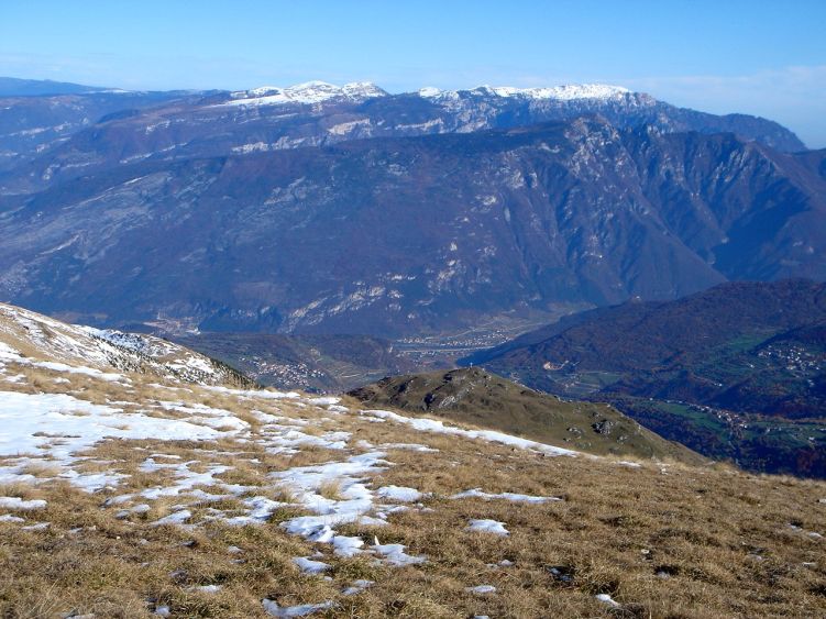 Foto: Manfred Karl / Wandertour / Auf einen Aussichtsberg der Extraklasse – Monte Altissimo di Nago / Blick nach Osten / 05.06.2008 20:44:58