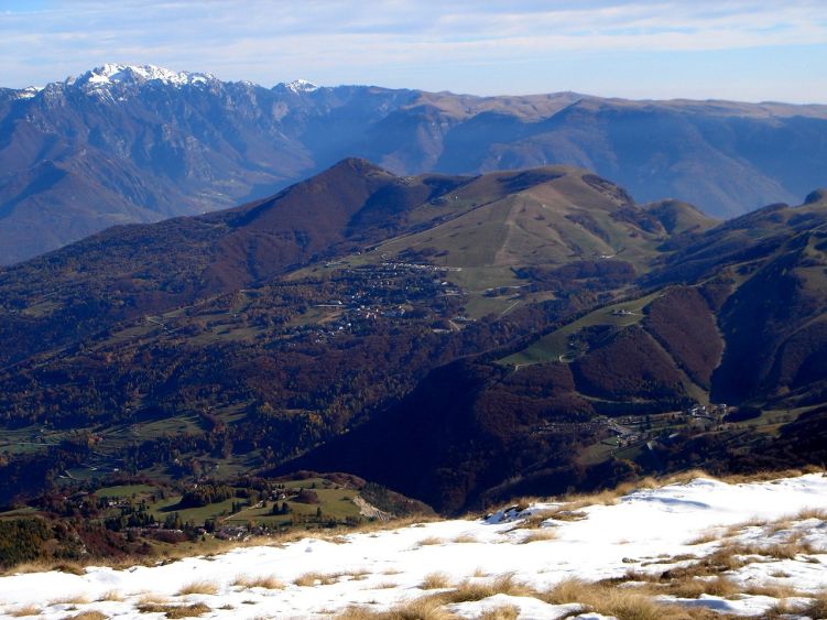 Foto: Manfred Karl / Wandertour / Auf einen Aussichtsberg der Extraklasse – Monte Altissimo di Nago / Weit reicht die Schau über die Berge des Trentino / 05.06.2008 20:43:19