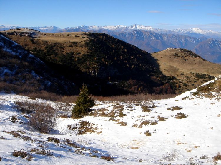 Foto: Manfred Karl / Wandertour / Auf einen Aussichtsberg der Extraklasse – Monte Altissimo di Nago / Blick von der Bocca Paltrane über den unbedeutenden Monte Varagna zur Adamello-Presanella Gruppe / 05.06.2008 20:39:04