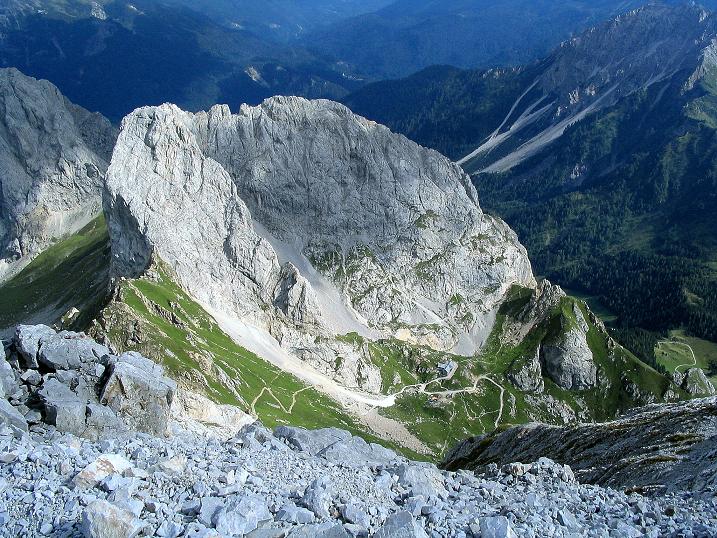 Foto: Andreas Koller / Klettersteigtour / Via Sartor auf den Hochweißstein / Monte Peralba (2694m) / Tiefblick auf den Monte Chiadenis (2490 m) und das Rif. Calvi / 10.09.2008 00:00:02