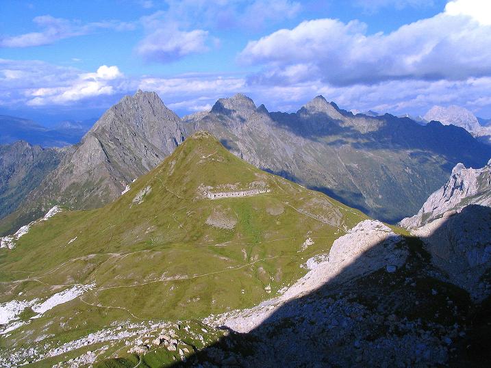 Foto: Andreas Koller / Klettersteigtour / Via Sartor auf den Hochweißstein / Monte Peralba (2694m) / Vom Hochweißstein Blick ins Hochalpjoch und auf die Raudenspitze (2507 m) / 09.09.2008 23:57:24