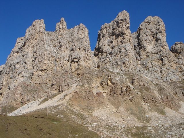 Foto: Manfred Karl / Klettersteig Tour / Über den Maximiliansteig auf die Roterdspitze / Durch die Rinne in der Bildmitte gelangt man in die tief eingeschnittene V-Scharte und nach links auf den Gr. Roßzahn / 14.09.2008 10:33:02