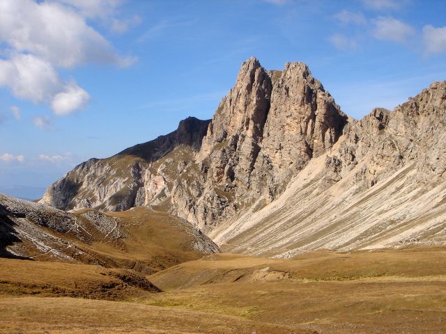 Foto: Manfred Karl / Klettersteig Tour / Über den Maximiliansteig auf die Roterdspitze / Roterdspitze, links unterhalb der Felswände vollzieht sich der Rückweg zum Tierser Alpl auf dem Weg Nr. 4 bzw. 3 / 14.09.2008 10:34:46