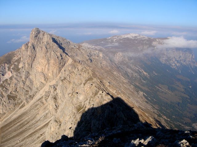 Foto: Manfred Karl / Klettersteig Tour / Über den Maximiliansteig auf die Roterdspitze / Roterdspitze und Schlern vom Gr. Roßzahn / 14.09.2008 10:46:05